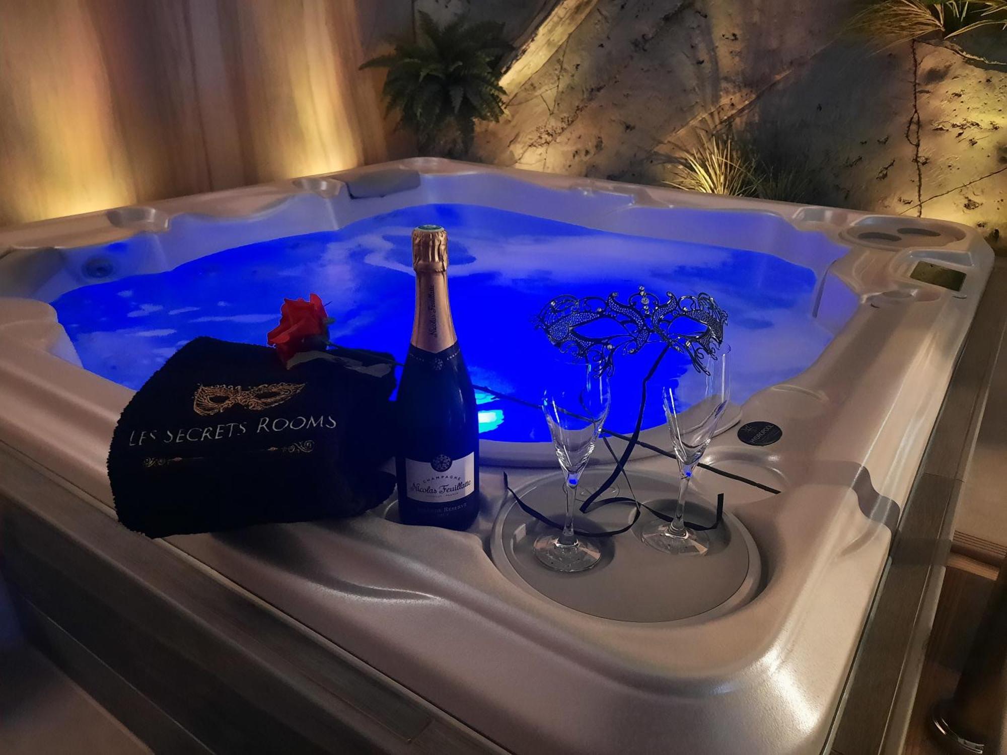 Les Secrets Rooms - Bonneval - Love Room - Spa Et Hammam Privatif 외부 사진